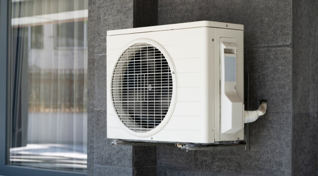 Unité extérieure de climatisation installée en façade