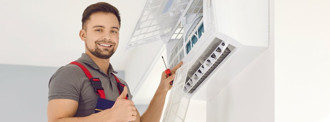 Technicien intervenant sur une climatisation murale
